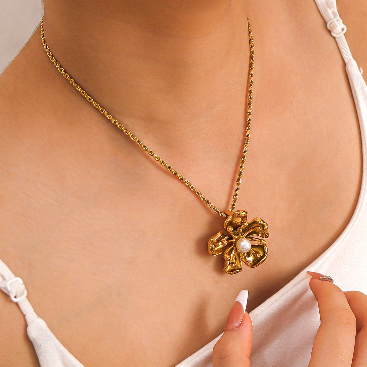 1106# Stainless steel cast flower plated 18k gold women's necklace inlaid with pearls new design fashionable simple women's jewelry